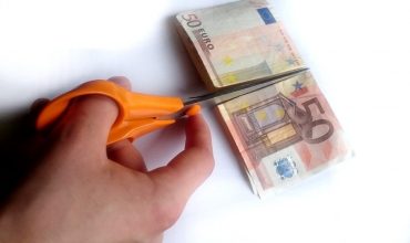 Štáty idú obmedzovať slobodu ľuďom, útokom na peňažnú hotovosť