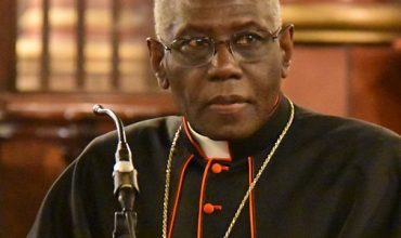 Kardinál Sarah: “Odhoďme Temnotu, zvoľme Svetlo!”