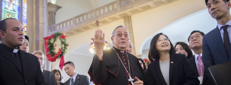 Kardinál Maradiga: Kto vyzýva pápeža, aby odstúpil, hreší proti Duchu Svätému