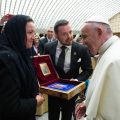 Pápež František prijal gréckokatolíckych pútnikov zo Slovenska s mystičkou Myrnou