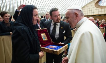 Pápež František prijal gréckokatolíckych pútnikov zo Slovenska s mystičkou Myrnou