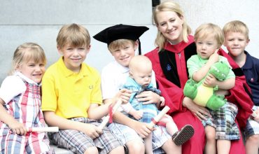 Macron povedal, že ešte nevidel vzdelanú ženu, čo by sa slobodne rozhodla mať veľa detí. Hlásia sa mu z celého sveta.