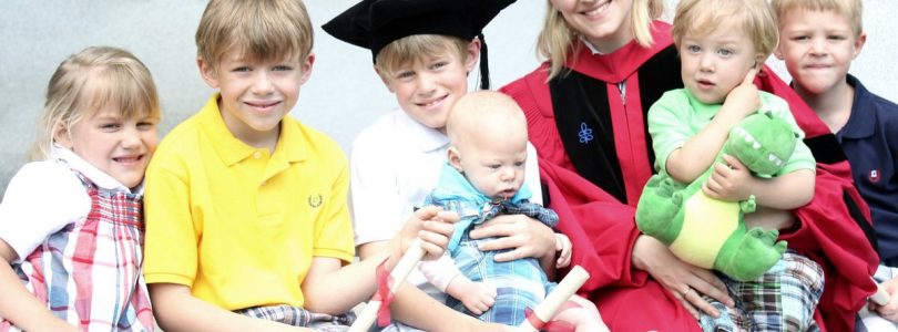 Macron povedal, že ešte nevidel vzdelanú ženu, čo by sa slobodne rozhodla mať veľa detí. Hlásia sa mu z celého sveta.