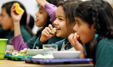 SNS chce rodinám s deťmi zdražieť potraviny, aby tak zaplatili stíhačky