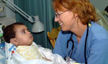 Liberálna vláda v Kanade chce umožniť zabiť choré dieťa aj bez súhlasu rodiča