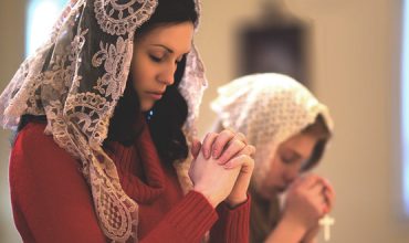 Ženský závoj si nachádza cestu späť do Cirkvi