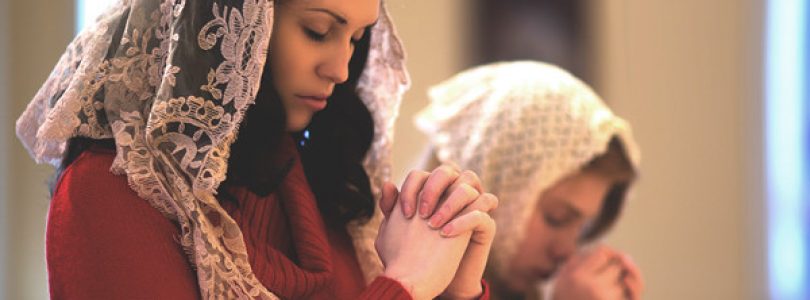 Ženský závoj si nachádza cestu späť do Cirkvi