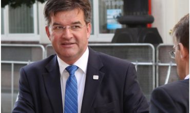 Prieskum nameral, že keď kandidujú len dvaja, dostanú menej ako 100%