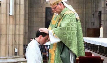 Otázky od neveriaceho kamaráta priviedli programátora ku kňazstvu