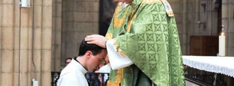 Otázky od neveriaceho kamaráta priviedli programátora ku kňazstvu