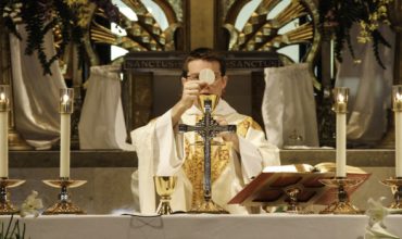 Kardinál Sarah: „Chorý Ján Pavol II prijímal Eucharistiu na kolenách, začnime aj my!“