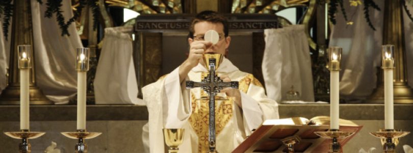 Kardinál Sarah: „Chorý Ján Pavol II prijímal Eucharistiu na kolenách, začnime aj my!“