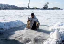Rusi sa na sviatok Zjavenia Pána ponárajú do mrznúcej vody