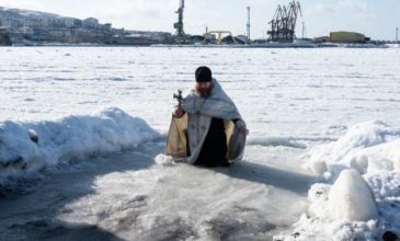 Rusi sa na sviatok Zjavenia Pána ponárajú do mrznúcej vody