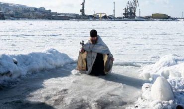 Rusi sa na sviatok Zjavenia Pána ponárajú do mrznúcej vody