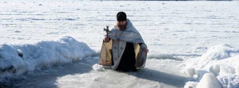 Rusi sa na sviatok Zjavenia Pána ponárajú do mrznúcej vody