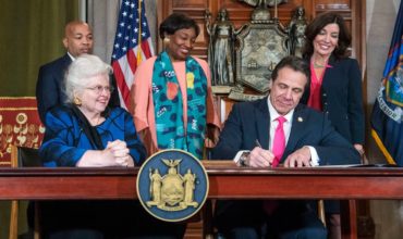 Biskupi žiadajú exkomunikáciu „katolíckeho“ guvernéra za povolenie potratov do dňa pôrodu