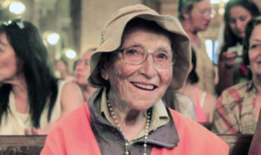 94 ročná „putujúca babička“ prešla 900 km, aby priniesla obetu za jednotu rodín a mier vo svete