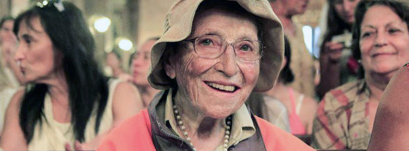 94 ročná „putujúca babička“ prešla 900 km, aby priniesla obetu za jednotu rodín a mier vo svete