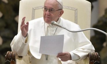 Pápež sa zamýšľa, či Boh uvádza človeka do pokušenia