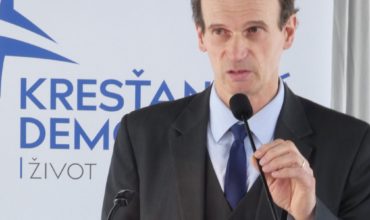 Krv zo Sri Lanky je aj na Junckerových rukách