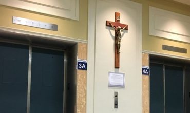 Írskej progresívnej vláde vadí, že v katolíckych nemocniciach sú kríže