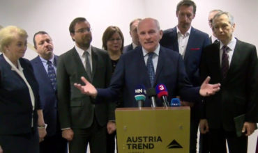 Po kritike Mikloška zo strany Cirkvi, ho prišla podporiť rozhádaná “súčasná kresťanská elita.”