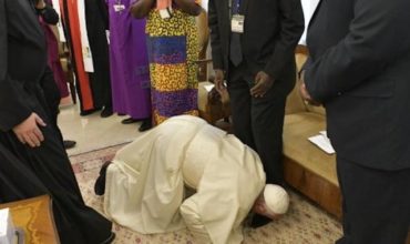 Pápež pobozkal politkom Sudánu nohy