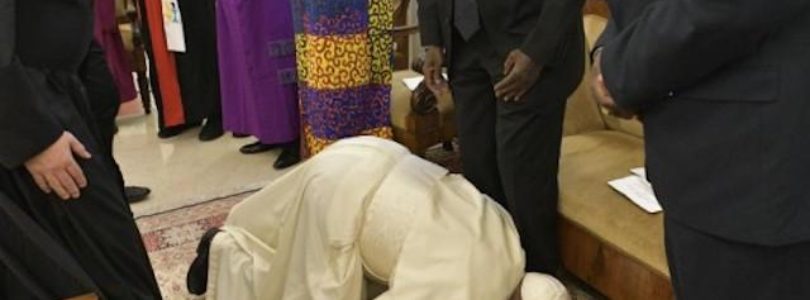 Pápež pobozkal politkom Sudánu nohy