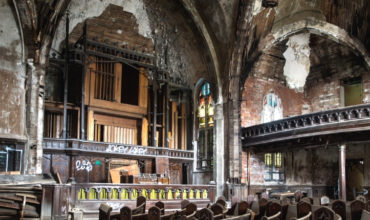 Neveriaci sa stali najväčšou náboženskou skupinou v USA, rapídne rastie aj užívanie antidepresív.