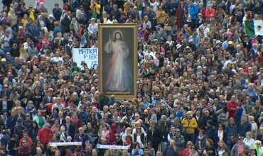 Papež na Nedeľu Božieho milosrdenstva: Chýba ti pokoj? Dotkni sa Ježišových rán!