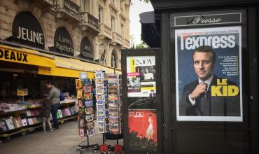 Popularite Macrona v prieskumoch nepomohla ani vyhorená katedrála