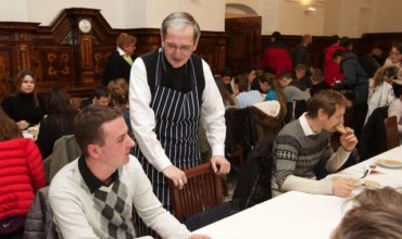 Biskupi budú podávať u Milosrdných bratov polievku