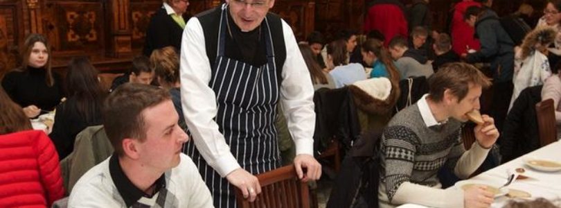 Biskupi budú podávať u Milosrdných bratov polievku