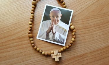 Pápež rozdal mladým 6000 ružencov, aby sa za neho modlili