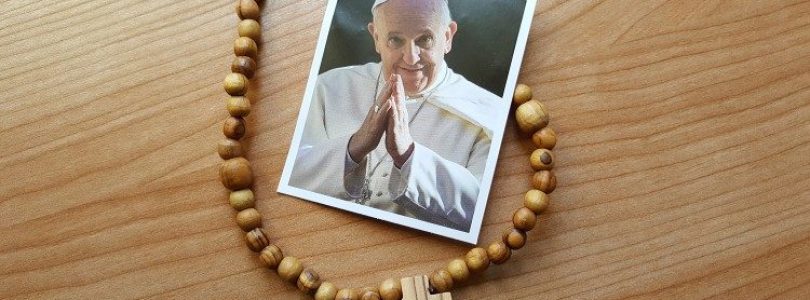 Pápež rozdal mladým 6000 ružencov, aby sa za neho modlili