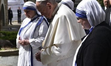 V dome sv. Matky Terezy sa pápež modlil za pokračovanie jej charizmy