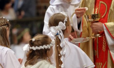 Prečo sa sviatosti Krstu a Prvého svätého prijímania udeľujú väčšinou v apríli a v máji?