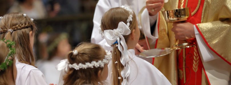 Prečo sa sviatosti Krstu a Prvého svätého prijímania udeľujú väčšinou v apríli a v máji?