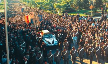 Na záberoch z pohrebu pátra Pia má byť dôkaz o bilokácii