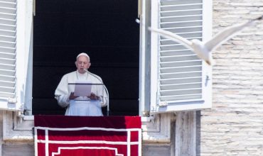 Pápež: Eucharistia nám nesmie zovšednieť, nech je vždy ako prvé sväté prijímanie