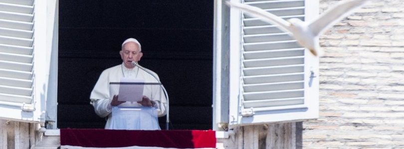 Pápež: Eucharistia nám nesmie zovšednieť, nech je vždy ako prvé sväté prijímanie