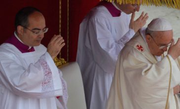 Prečo pred čítaním Písma robíme trikrát znak kríža?