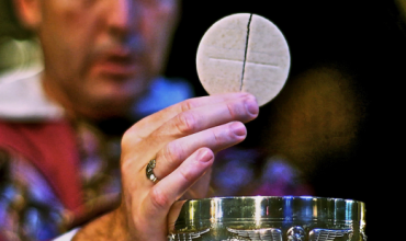 Prieskum odhalil, že 69% katolíkov neverí v prítomnosť Krista v Eucharistii. Biskup to považuje za budíček.