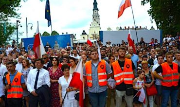 Arcibiskup Krakowa: „Poľsko je po červenej pliage komunizmu vystavené dúhovej pliage.“