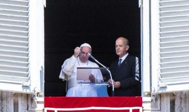 Svätý Otec František požehnal ružence pre rodiny obetí vojny v Sýrii
