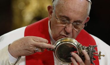 19.9. Svätý Január a každoročný zázrak skvapaľnenia krvi