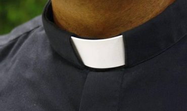 Kňaz poďakoval svojej matke, že nešla na potrat. Teraz ochraňuje životy