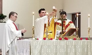 Novinár prepustený zo svetoznámej televízie sa stal kňazom