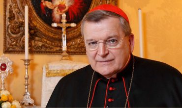 Kardinál Burke varuje pred vydaním nového katechizmu s “teologickými poznámkami.”